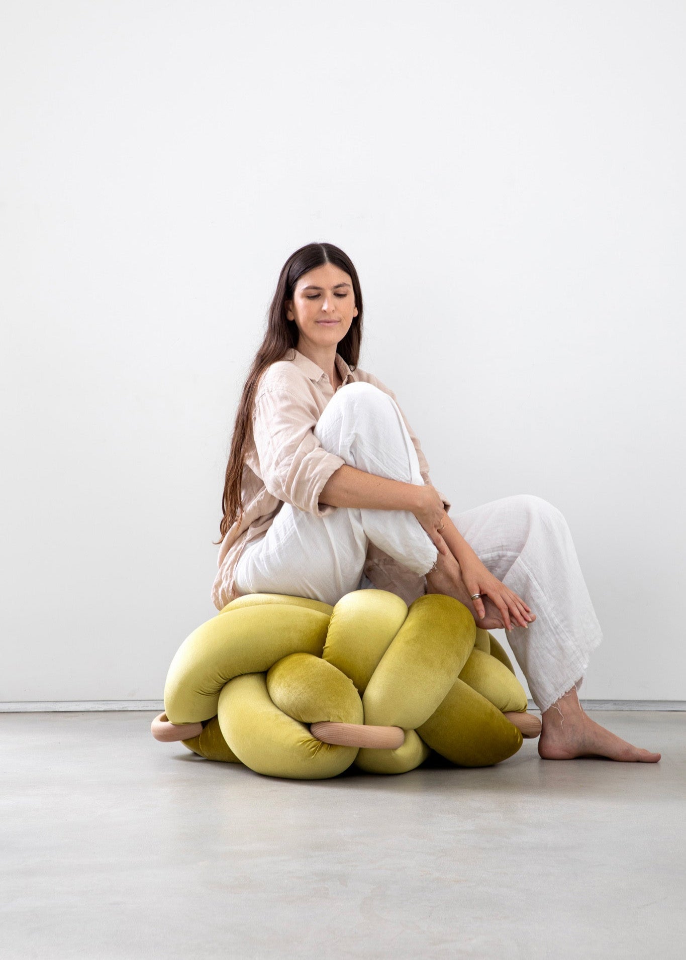 ノッツスタジオ Knot Floor Cushion マスタード Mサイズ M) Earth Red Vegan Suede Knot Floor Cushion | Knots Studio